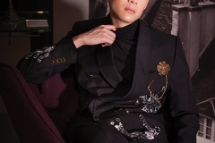 男 : Dolce & Gabbana刺绣外套, 长裤, 花朵胸针 家具 : Roche Bobois Lady B.扶手椅, Chevreuse台灯