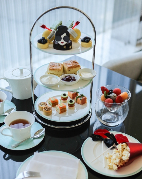 Alice and Olivia tea set