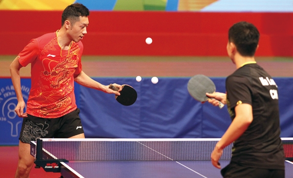 Chinese table tennis players Ma Long, front, and Xu Xin plays with three table tennis balls at a demonstration event during the visit of Rio Olympic gold medalists from Chinese mainland in Hong Kong, China, 28 August 2016. A 64-member delegation including 42 Rio Olympic gold medalists and three elite athletes from Chinese mainland arrived on Saturday (27 August 2016) in Hong Kong for a three-day visit.