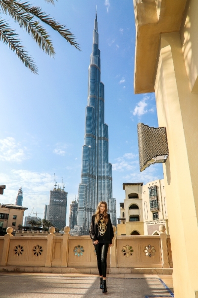 gigi-hadid-in-front-of-burj-khalifa