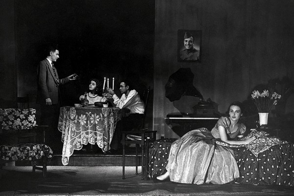 scene-from-glass-menagerie-1954